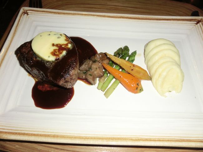 主菜のテンダローインステーキです。柔らかくて美味しい肉でした。店の方が日本語で『お料理は如何ですか』と尋ねてきました。