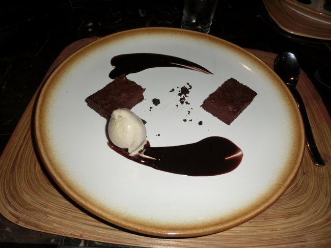 デザートのチョコレートケーキとアイスクリームです。