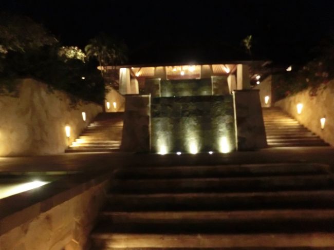 レストランからロビーに戻ります。<br />エントランスからホテルエリアに入る際にリュックやデイバックを持っている場合は、預ける必要がありますので注意して下さい。