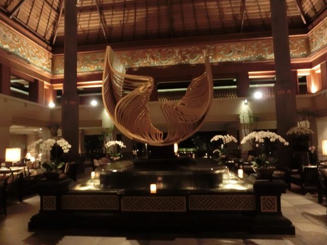 インターコンチネンタルに戻ってきました。ロビー正面です。