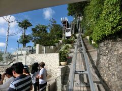 翌日の夕方、高級ホテルアヤナリゾート&スパにあるロックバーに行ってきました。崖を切り開いて造られているので、ゴンドラに乗って下ります。左側のゴンドラは宿泊者専用みたいです。