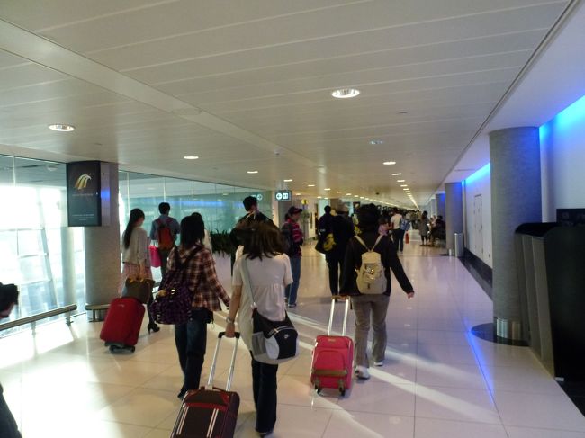 アブダビで乗り換えます。<br />案内板に従って移動します。