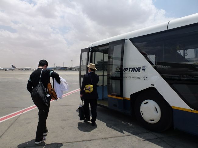 カイロ空港に到着しました。<br />バスに乗ってターミナルに行きます。