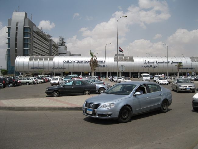 建物に入ると添乗員が待っていて、入国手続きをしてくれ、スムーズに入国できました。<br />ちょうどイスラム教のお祈りの時間でイミグレはガラガラでした。