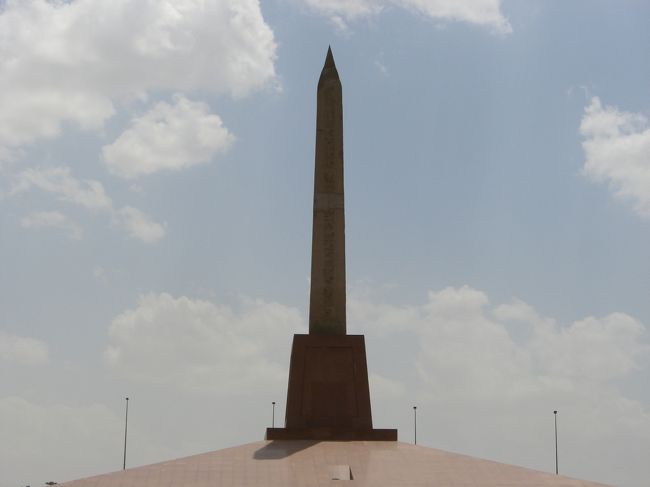 空港の前にオベリスクがありエジプト～～という感じです。