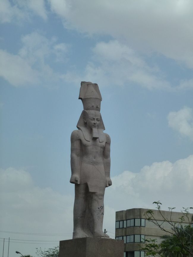 こんなのも建っていてエジプト感ＭＡＸです。