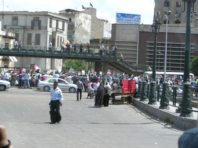 政局は完全に落ち着いてはいませんでした。広場では集会（デモ）をやっていました。