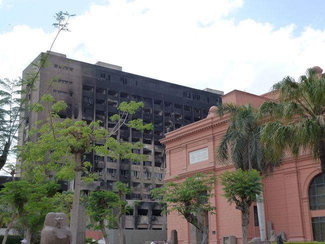 隣のビルは燃えたままでした。