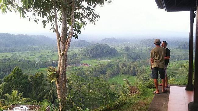 ガイドさんとオーナーさん、話が弾んでるようです