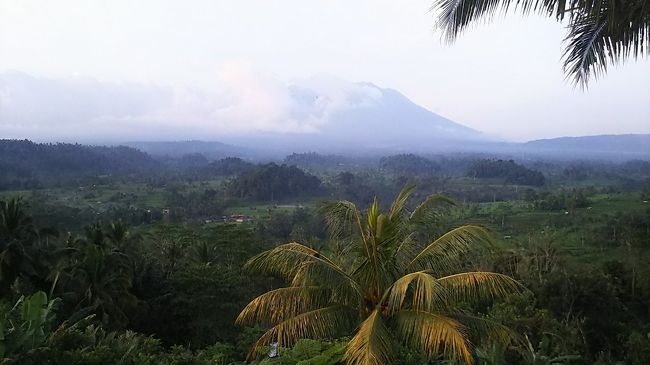 そうこうしているうちにアグン山にかかっていた雲がとれてきました！<br />雄大な山・・バリ島で一番標高が高い山だということで、富士山を彷彿とさせるような稜線がとてもきれい。