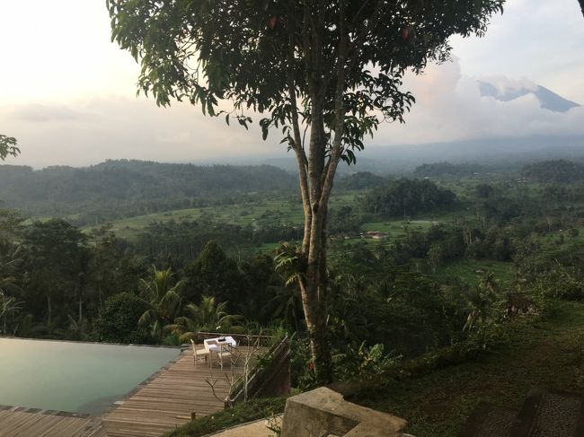 そろそろ出発<br />予定よりずいぶんと遅くなっちゃいましたが、ここに来られて良かった♪<br /><br />本当はもうちょっと早く出てアシタバファクトリーに行きたかったんですが、時間が間に合いませんでした。あと、ジェンガラアウトレットにも行けたらなーと思ってたんだけど。。<br />でも、こんな絶景を見ながらプライベートダイニングさせてもらえたのでオールオッケーでした！！<br /><br />この後は、デンパサールの大きなスーパーに寄って買い物して空港へ向かいました。<br /><br />6日目その3につづく