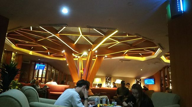 空港内ショップで特に買いたいものもないのでサッサとラウンジへ入って休憩。プライオリティパスで入れます。<br />そこそこ混んでます。