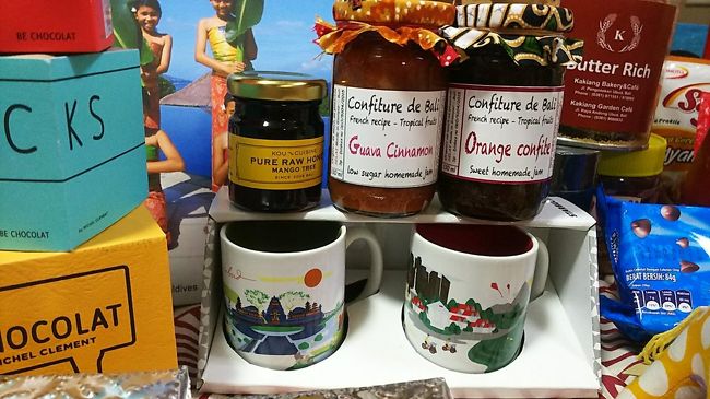 気に入ってるのがスタバのカップ<br />ウォーターパレスなどが描かれてます