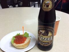 ハバロフスク空港で食べたイクラとチェコビール。