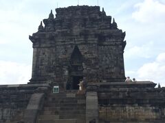 ムンドゥ寺院。パオン寺院より大きめです。