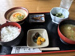 箱根神社を参拝してランチにしようか…となったのですが、雨も結構降ってきて、また車動かして駐車場探してって面倒だよねということで駐車場の近くにあったお店に入ることにしました。
こう言っては失礼ですが、駐車場に近いからと選んだのに意外と美味しいお店でした。