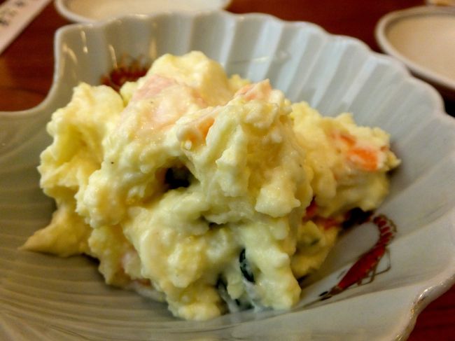 あては、ポテサラ。