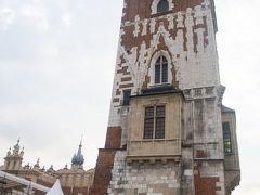旧市庁舎の塔とオブジェ