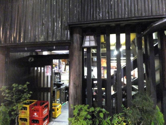 いい店構えです。<br />18時20分に入店したのですが満席の上、つまみも結構なくなってました。<br /><br />(20:12)