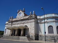 コインブラ駅
急行列車はリスボン～ポルトを結ぶ幹線を通るため、この駅は通りません。幹線にあるコインブラＢ駅で各駅停車に乗り換え、コインブラ駅に向かう支線に入ります。