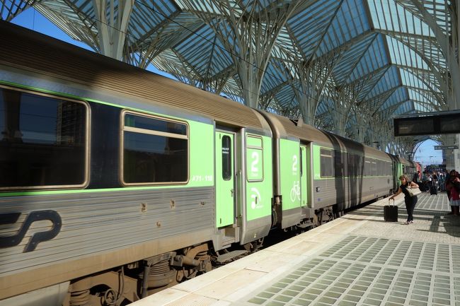 コインブラへはリスボンから急行列車で向かいます。少し年季の入った客車列車がいい感じです。