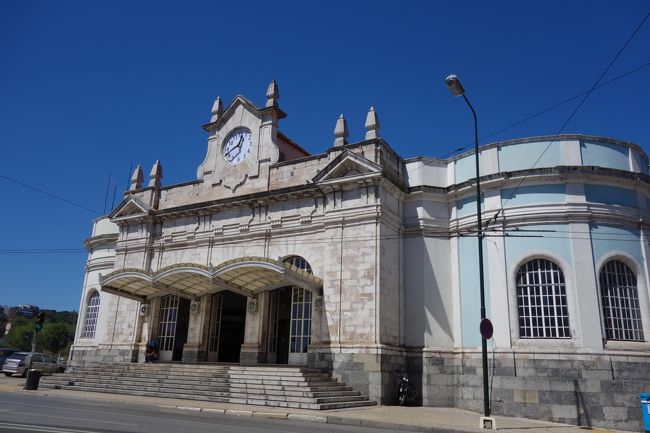 コインブラ駅<br />急行列車はリスボン～ポルトを結ぶ幹線を通るため、この駅は通りません。幹線にあるコインブラＢ駅で各駅停車に乗り換え、コインブラ駅に向かう支線に入ります。