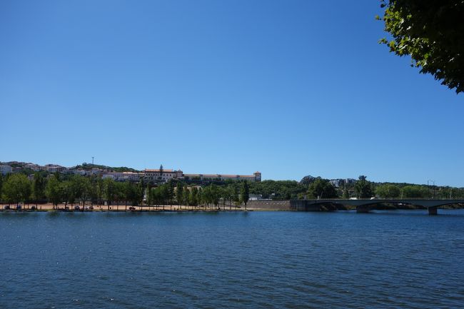 駅のすぐそばを流れるモンデゴ川<br />ポルトガルの街は川と丘が接するところに開けるようです。