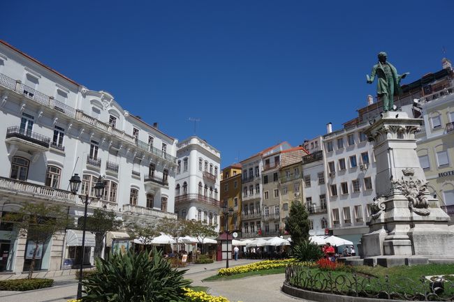 駅からゆっくり歩いて10分ほど、ポルタジェン広場は街の中心です。<br />写真の背後には川にかかる橋があり、家並みの奥には旧市街が広がる丘があります。