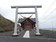 宗谷岬神社。
もちろん日本最北端の神社です。
お参りをします。