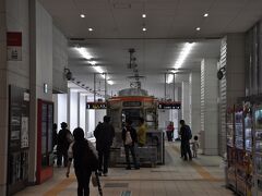 　高岡駅の下に、万葉線高岡駅前があります。