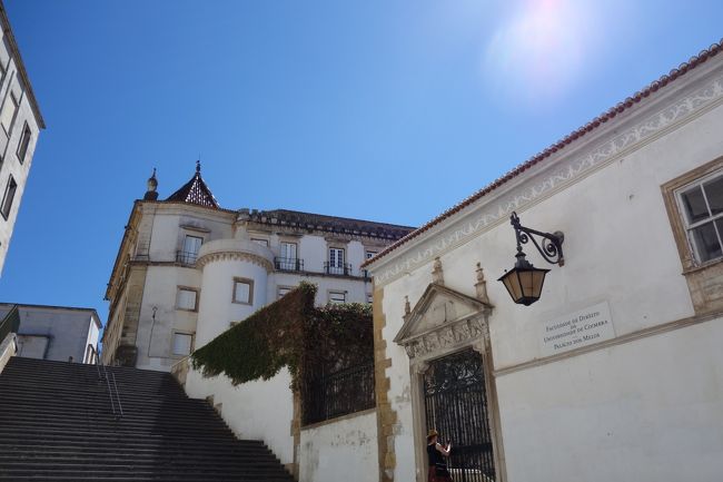 旧カテドラル裏の坂道。丘のてっぺんまでもうすぐです。