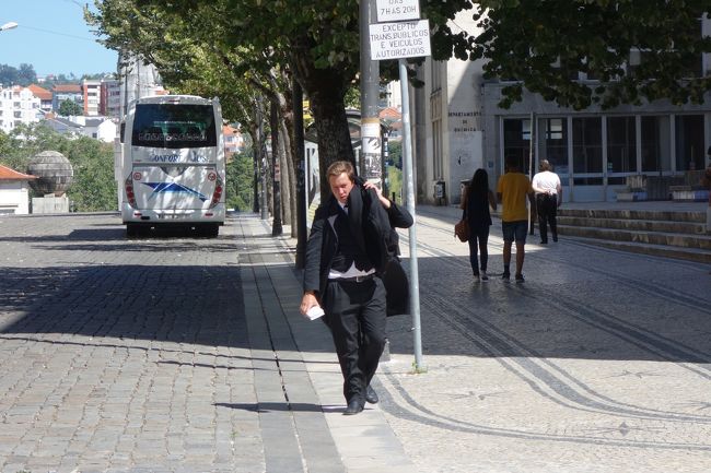 コインブラ大学の学生のシンボルは黒いマント。夏休み中ですが、観光客を迎えるバイトでしょうか。暑いのにお疲れさまです。