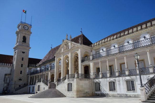 丘のてっぺんの片隅に旧大学のキャンパスがあります。