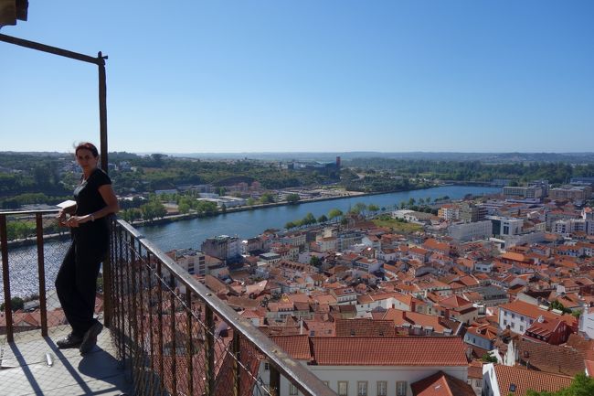 旧大学のキャンパスからは、モンデゴ川や丘のふもとの街並みが一望できます。