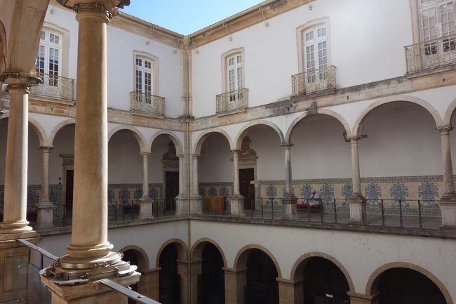 中庭を囲む回廊。ここではラテン語以外での会話は禁じられていたのだとか。