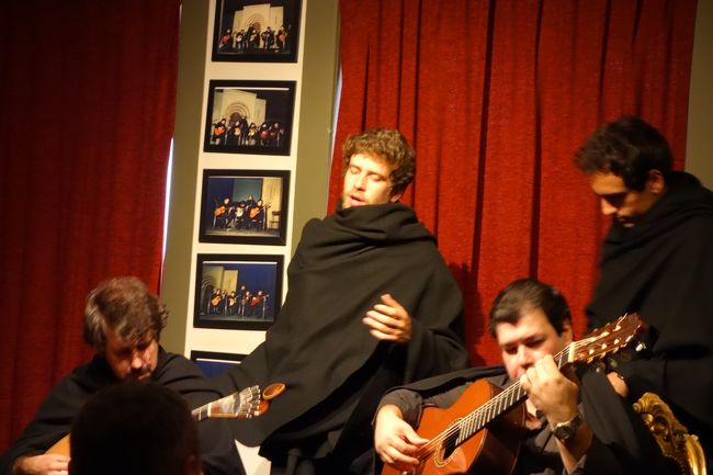 旧市街にあるファドを聞かせるスタジオ。コインブラのファドは、男子学生が歌う恋の歌なのだそうです。