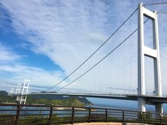 実は私たちが旅行を計画した3日間、天気予報は絶望的で...。　1週前の週末はめっちゃ晴れてて暑いくらいだったのにっ!　

最後まで、超強力な晴れ女の私の母のパワーを信じたら、1日目はこの通り!　キャハー!　今までに2度ほど訪れた来島海峡大橋(最初はチャリで、2回目はレンタカーで)ですが、2回ともお天気に恵まれて素晴らしい景色を望むことが出来たので、この景色を是非母にも見せてあげたい!と思っていたのです。　

本当は2日目の午前中にドライブする予定にしてましたけど、翌日は何をどうしても絶対に雨が降りそうだったので、こうなったら到着後そのまま行っちゃえー!とレンタカーを走らせました。　