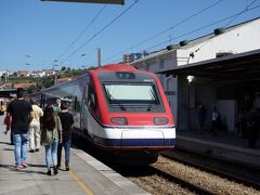 コインブラからトゥネスまでは、アルファ・ペンドゥラールという特急列車に乗ります。いかにも高速列車という感じですが、一般の列車と同じ線路を走るので、急行より少し早いくらいな感じでした。