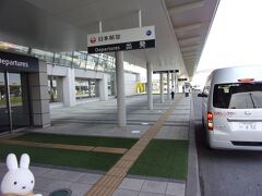 レンタカー屋さんの送迎車で旭川空港へ到着(^_-)-☆。