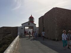 サグレスから自転車で小一時間ほど、ユーラシア大陸の最西南端のサン・ヴィセンテ岬に行きました。写真からは分かりにくいですが、まあ風の強かったこと。