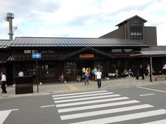 東武線下今市駅。

昭和１０年代のイメージで駅舎を復元したそうです。