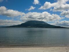 磯海水浴場から桜島を望む

雲で頂上が隠れていた