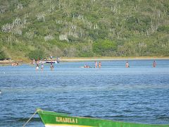 「リオデジャネイロの日本人の島 Ilha do Japonês」

かなり水深が浅いのか....皆、かなり奥まで歩いて行っています。