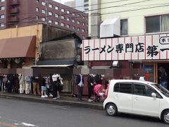 10/7 土曜日　昨夜大雨が降り、朝から小雨
宿のおばさんが天気が悪いので、京都国立博物館の国宝展へ行く事を
おすすめされました。
先ずは朝飯　昨晩食べたラーメン屋さんの隣にも有名なラーメン屋さんがあると朝ラーしました。
朝からすごい行列、25分位並びました。