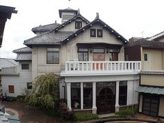 湯葉・湯豆腐を食べた後は、向側にある夢二カフェへ
大正に建てられた洋館をカフェにしており、とても雰囲気が
良かったです。
http://goryukaku.com/