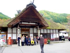 非常に珍しい、 茅葺き屋根の駅舎です。みんな記念撮影しています。