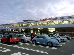 転職活動者の朝は早い。
６時には福岡空港に着きました。駐車するのはいつもの国際線駐車場。広々してます。