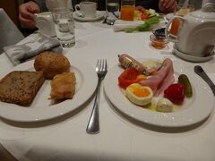 ホテルの朝食　