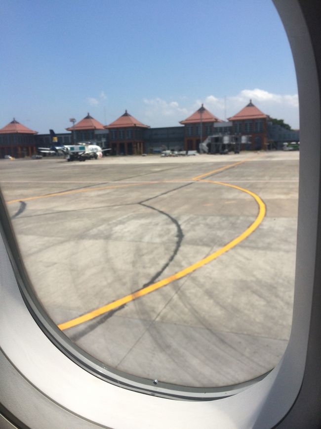 エアアジアにて、バンコクを経由してバリ島到着。<br />長かった～<br />でも、空港からバリ感が出ててテンションUP!!