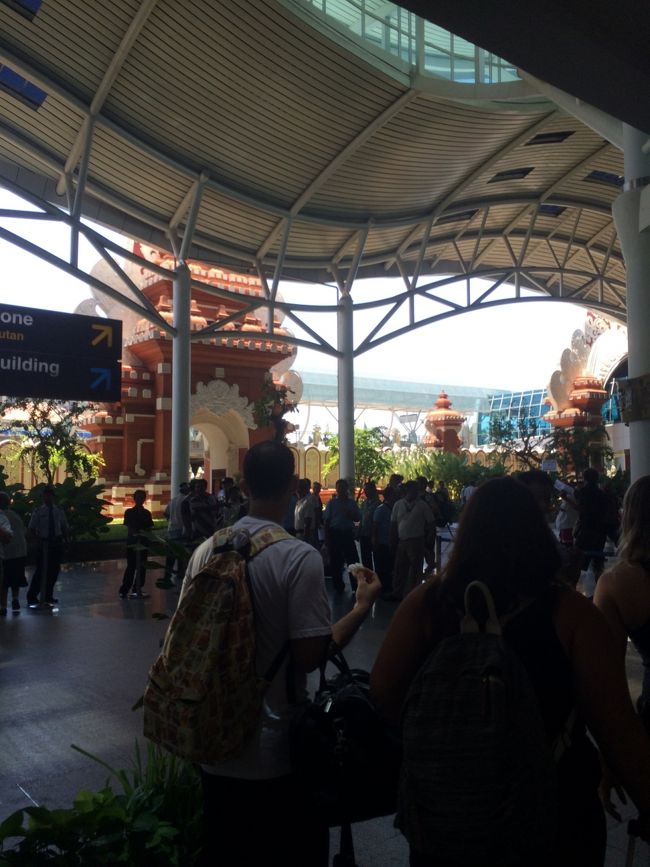 降りてからも、空港が新しくなってるようで綺麗で、雰囲気が出てますね～<br />タクシーの勧誘が凄いけど、フル無視して、定額のタクシーで行くのでチケット売り場へ。<br />いざ、1泊目のアヤナリゾートへ！